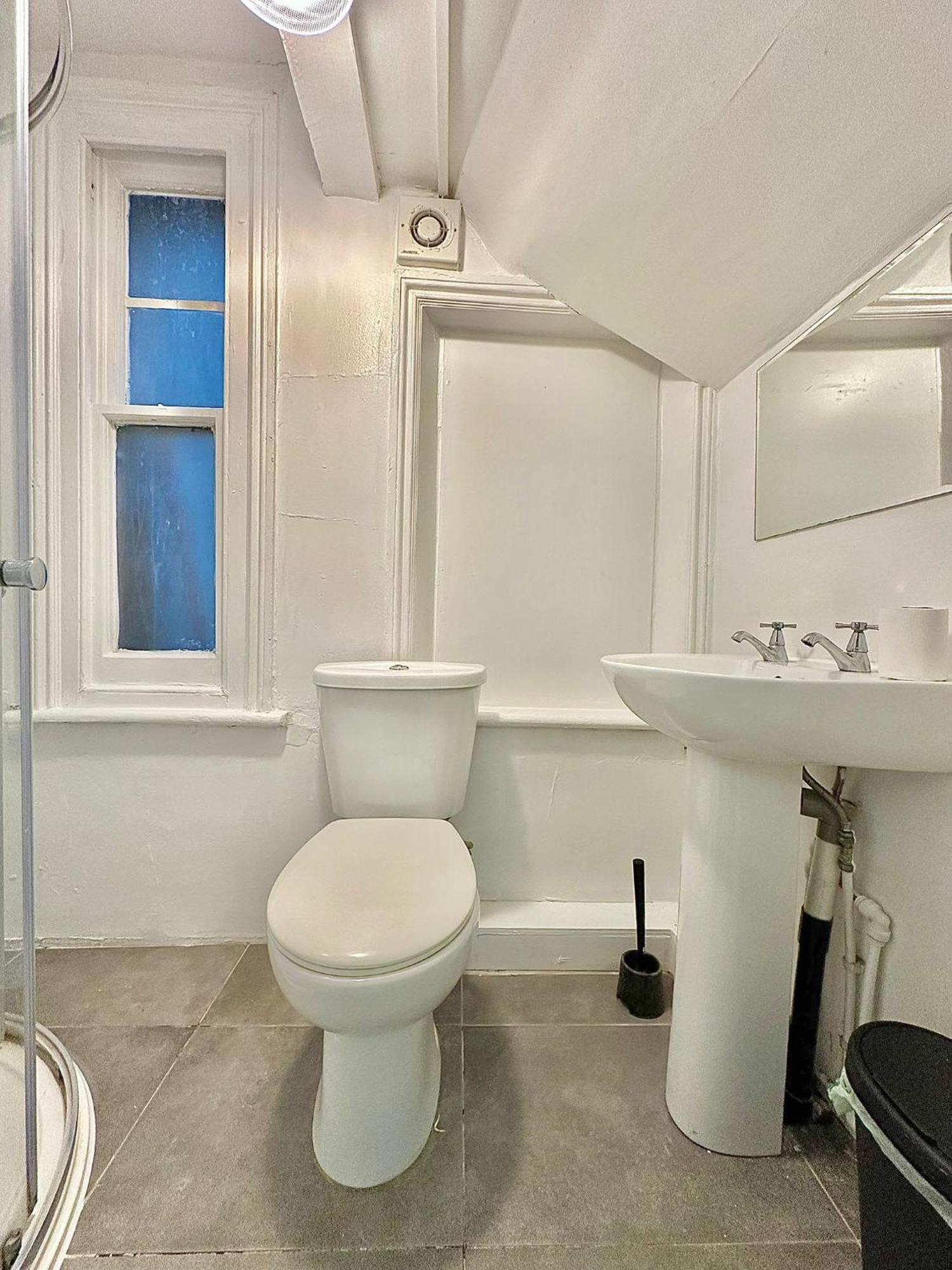 Guesthouse 81 Лондон Екстериор снимка