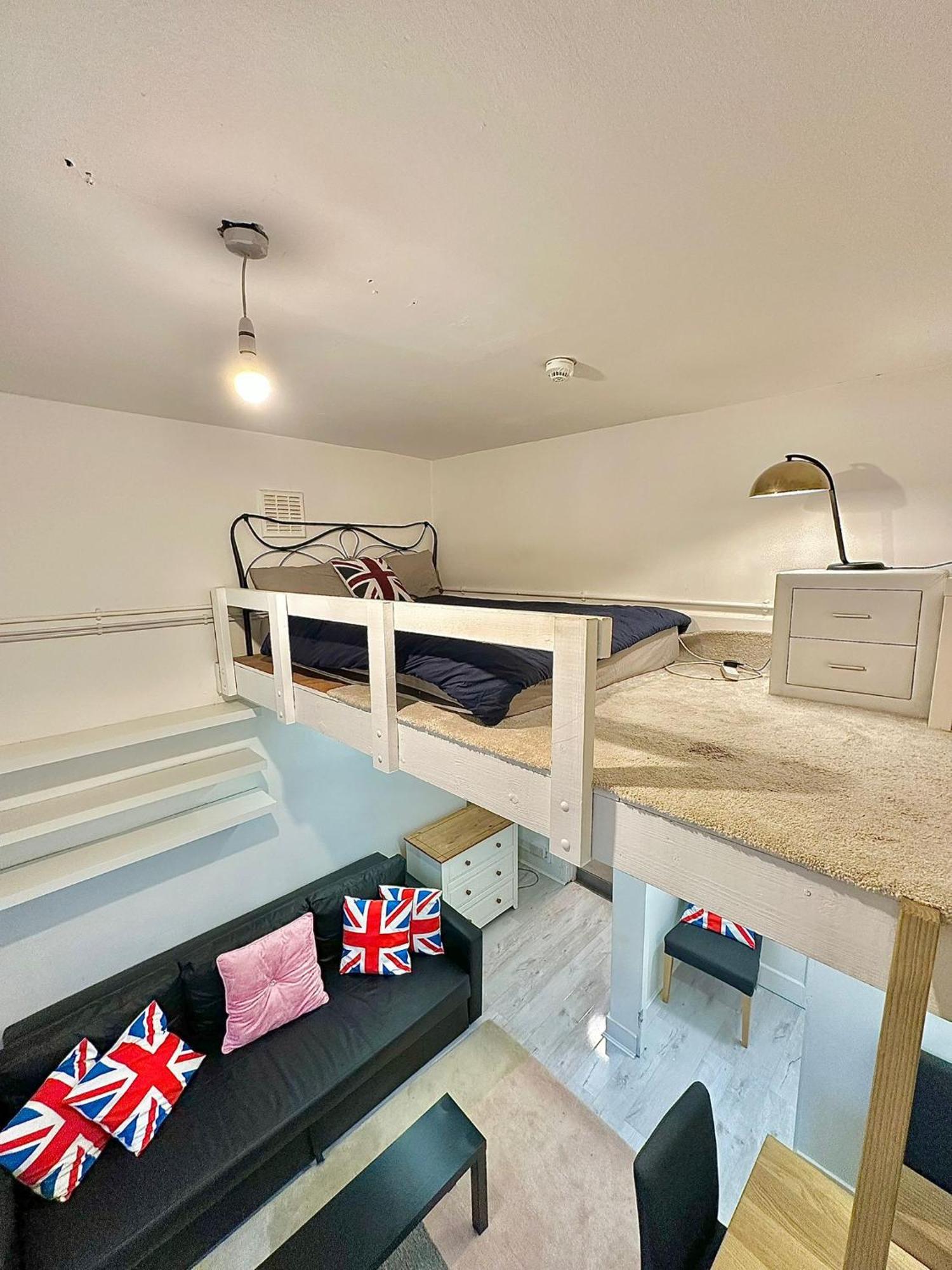 Guesthouse 81 Лондон Екстериор снимка